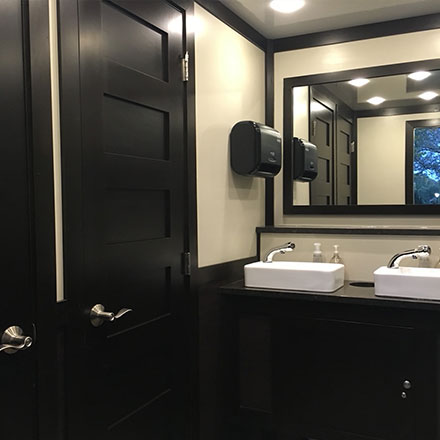Elegant Restroom Trailers & Showers in Illinois